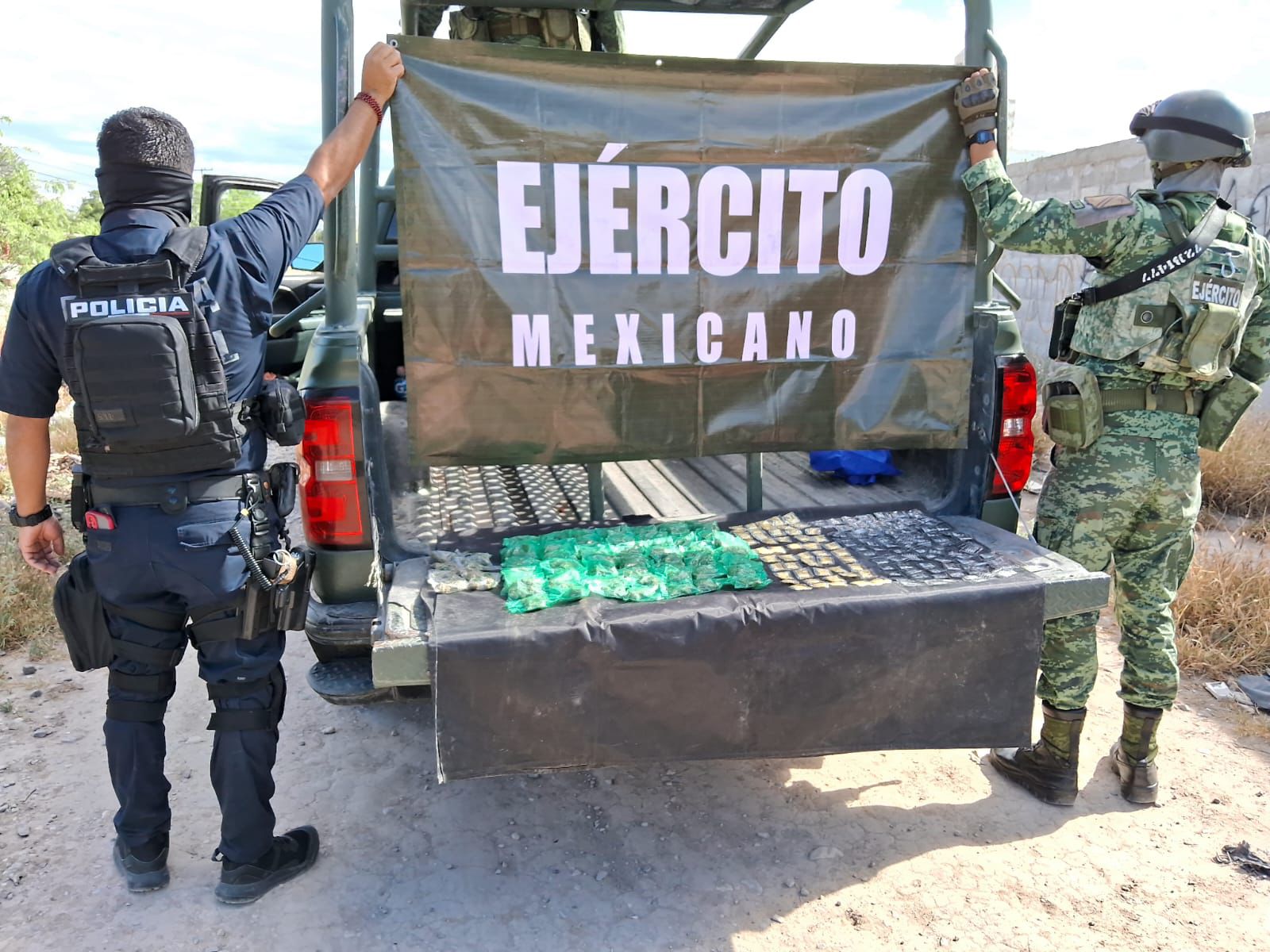 Aventó frente a la policía una bolsa con cientos de paquetes de droga, luego escapó