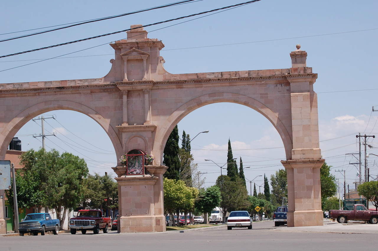 Arrojan exceso de cloro a una alberca en balneario para forzar la salida de los visitantes.