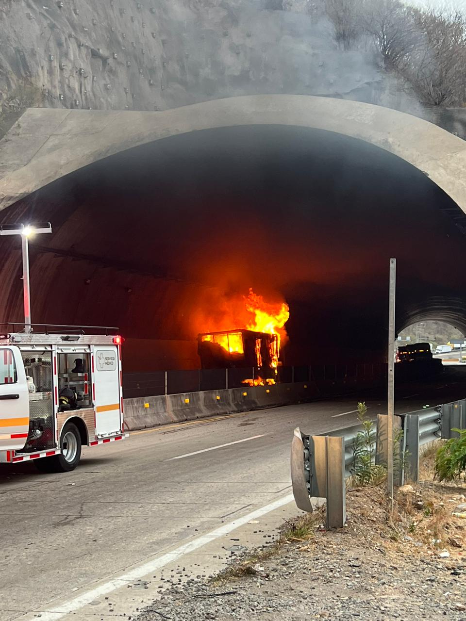 Cierran parcialmente la Supercarretera por incendio de camión