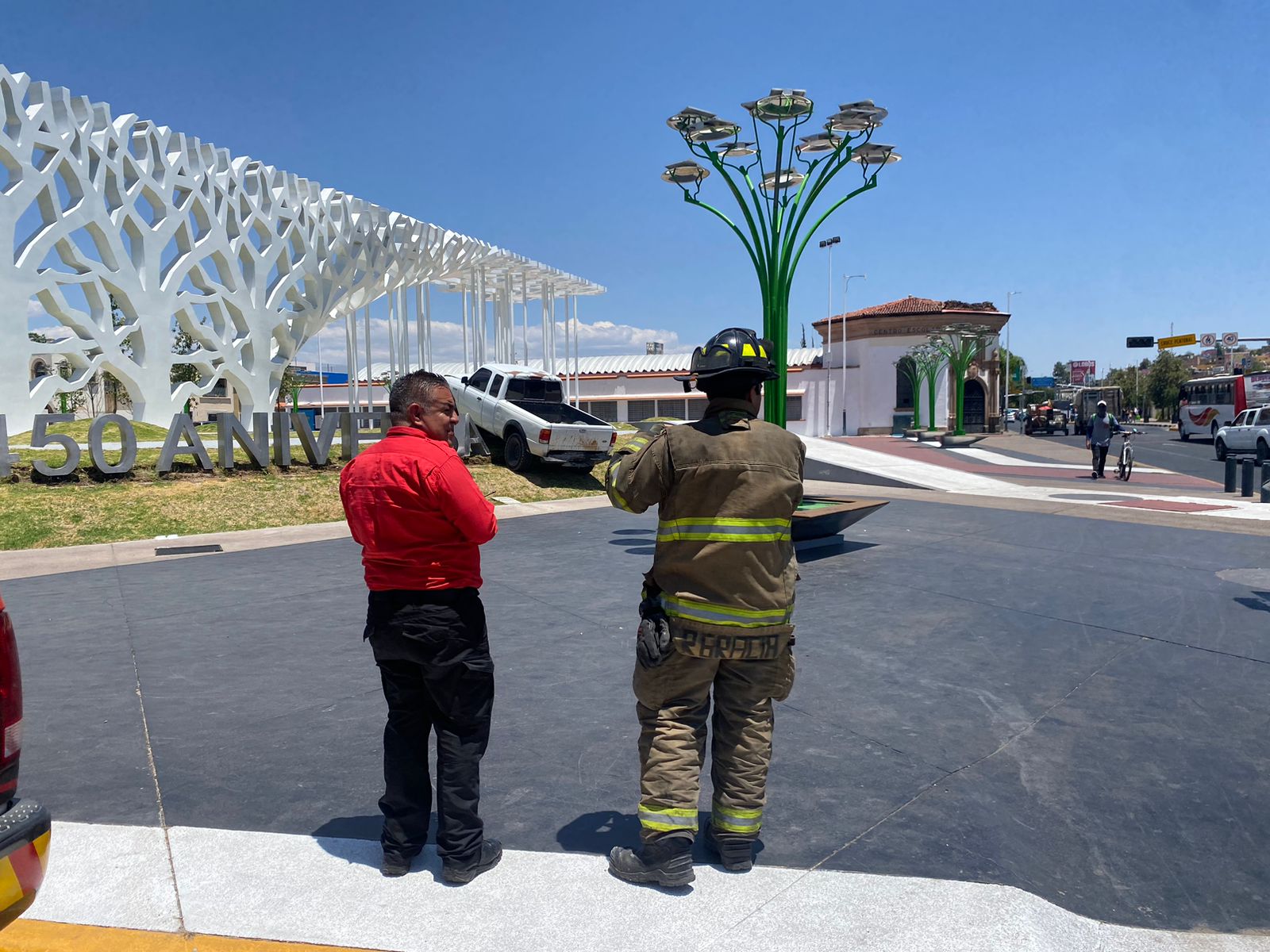 Camioneta cae de grúa y termina sobre la Plaza Hito