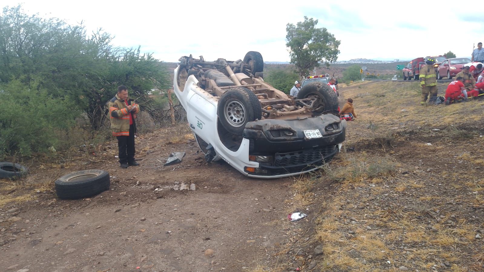 Camioneta de la CFE y una familia chocan en la carretera a Mazatlán