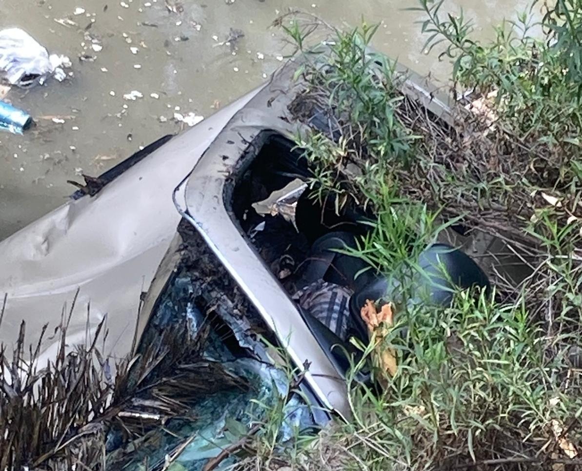 Cayó canal durante la madrugada; murió solo y lo rescataron horas después.