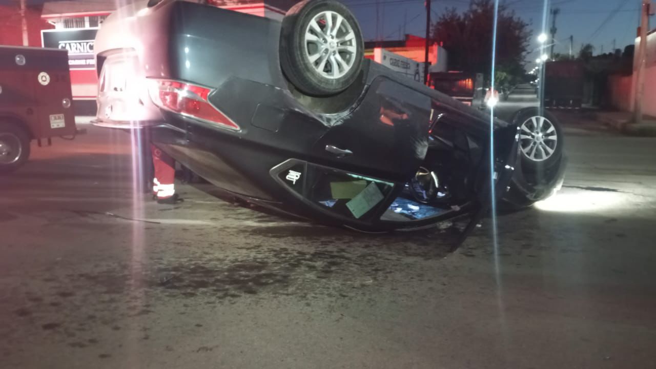 Choque contra vehículo estacionado provoca volcadura