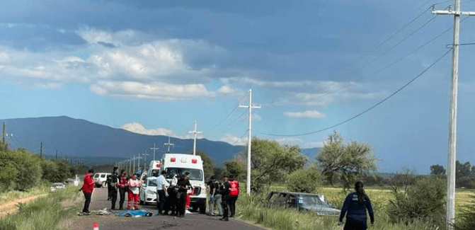 Muere joven en volcadura de camioneta