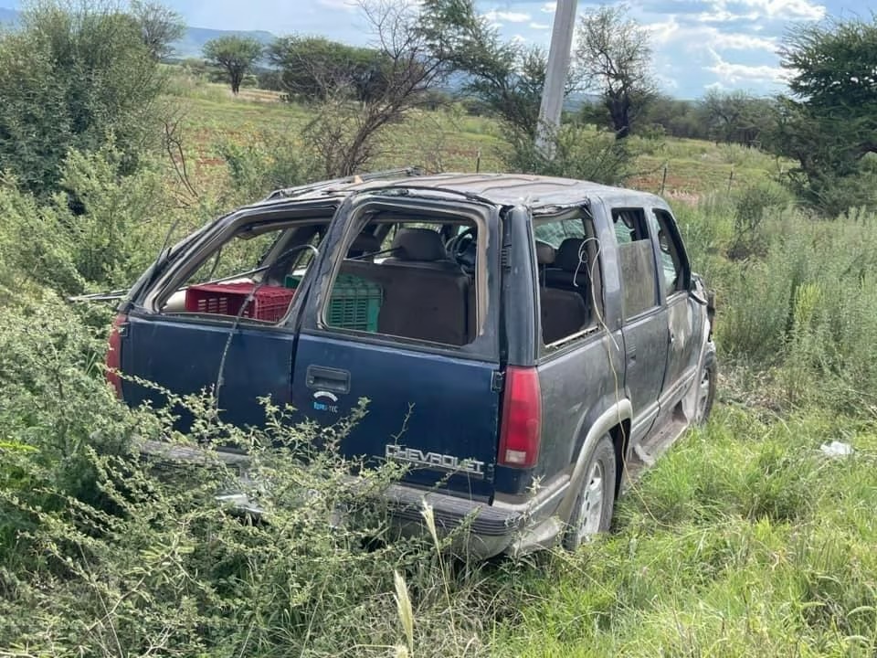 Joven de 20 años muere al volcar en su camioneta