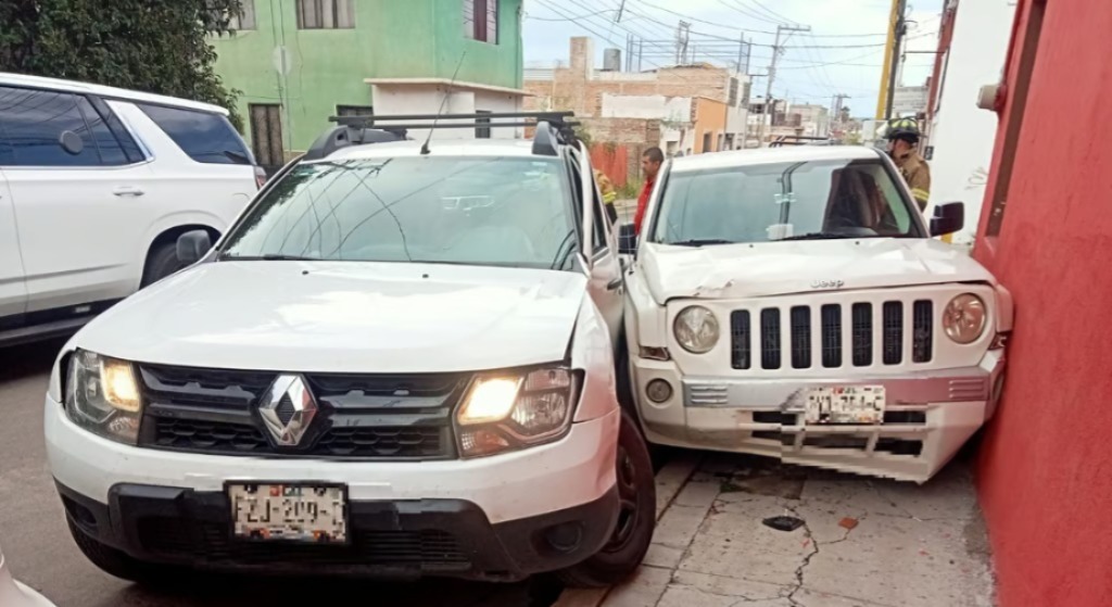 Chocan dos vehículos contra una casa; uno de ellos no respetó el alto