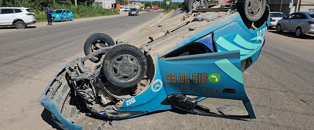 Taxi termina volcado tras invasión de carril