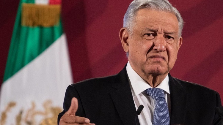 Veracruz recibe AMLO con gritos de protesta y hasta un “botellazo”