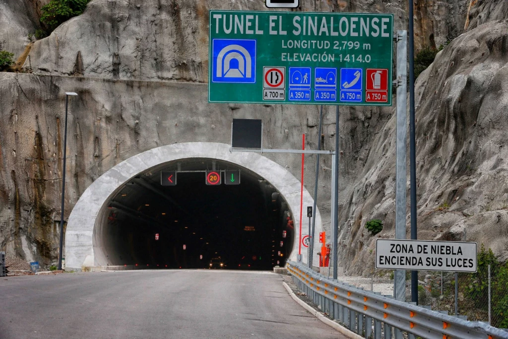 Chocan gobiernos de Sinaloa y Durango por secuestro de autobús