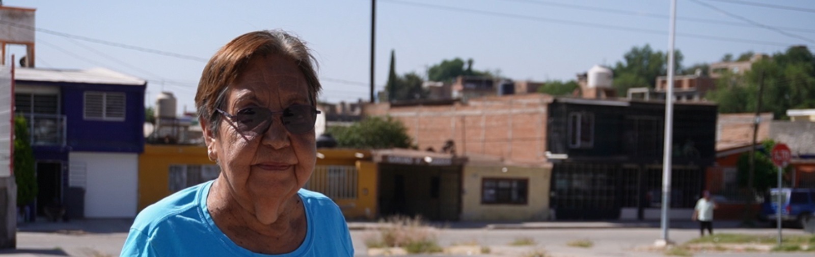 Le robaron ahorros de miles de dólares y la echaron a la calle