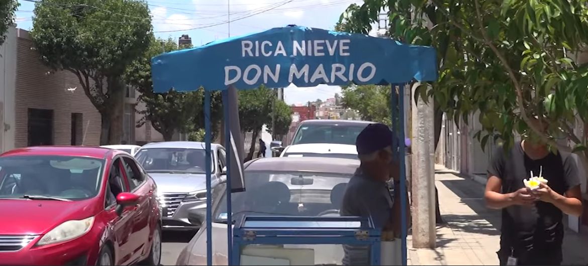 La partida de Don Mario y su triciclo de nieves