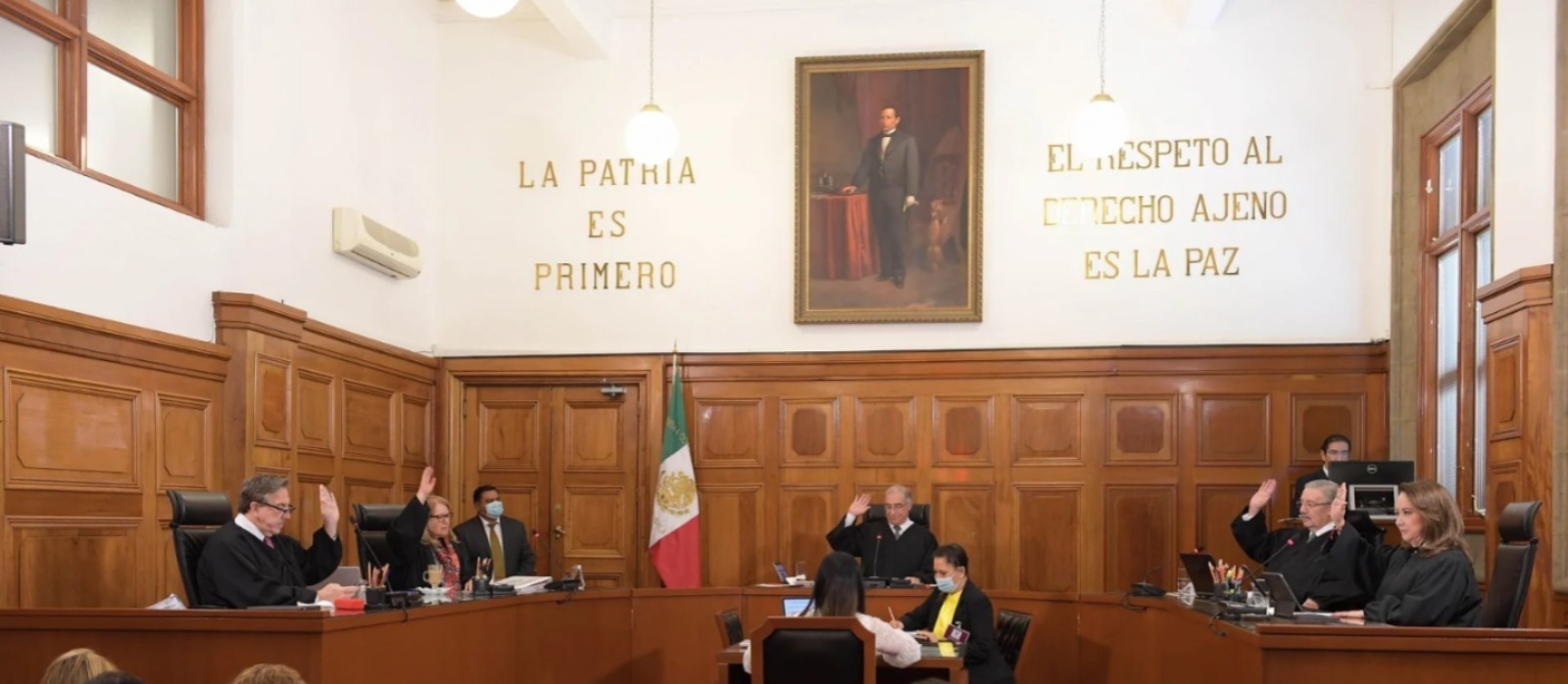 Renuncian ministros a la Suprema Corte