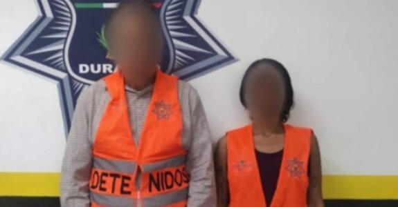 Detienen a pareja por robar whisky en Alsuper