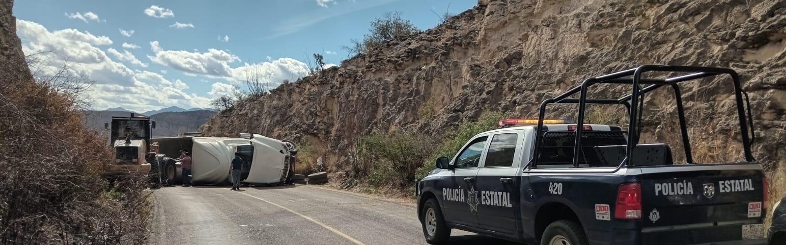 Volcadura deja camión destrozado