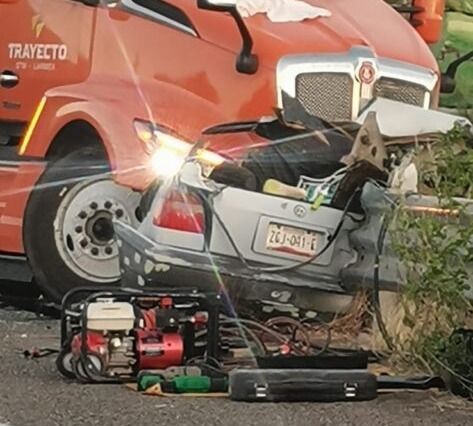 Tráiler embiste un carro y deja dos muertos