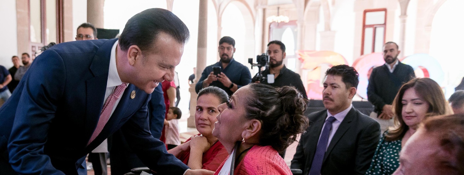 Reconocen en Durango a 584 maestros por su trayectoria