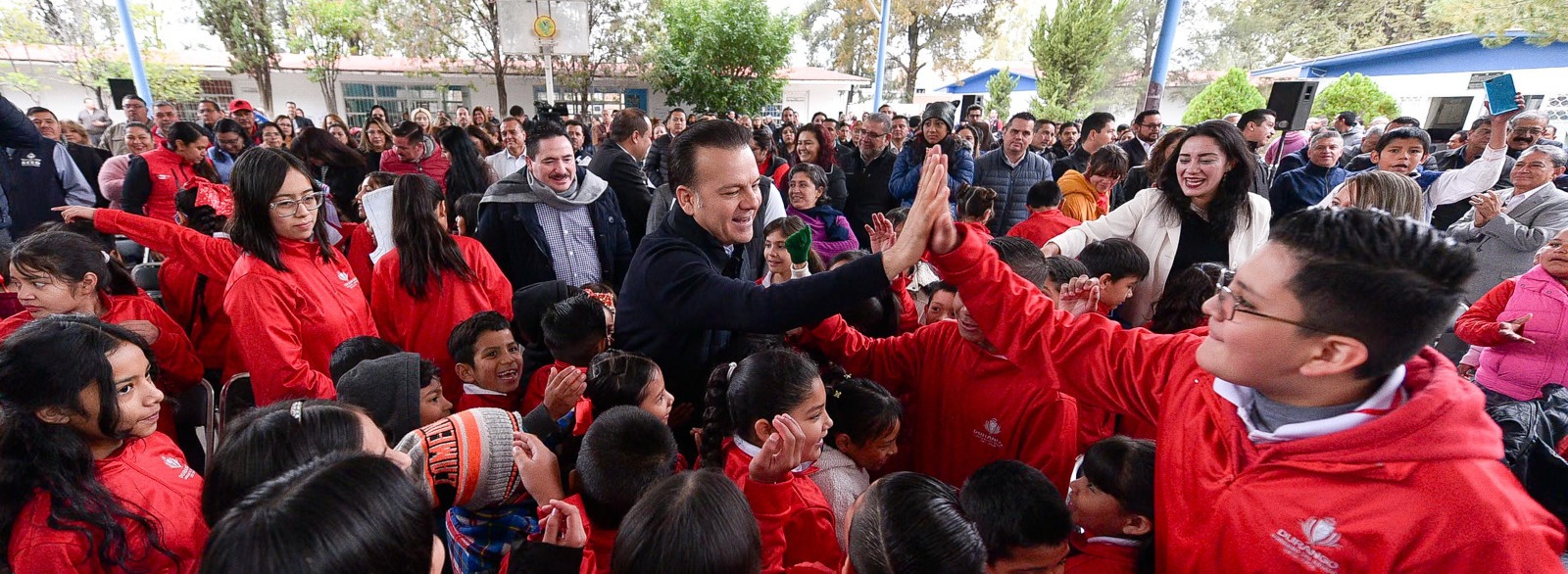 Uniformes y útiles escolares gratuitos ya son un derecho constitucional