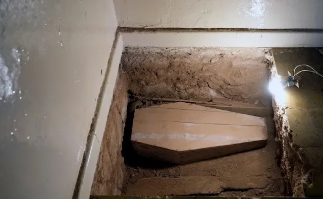 Hoy es una escuela primaria, pero antes un cementerio: descubren cajas con restos humanos bajo los salones de clases