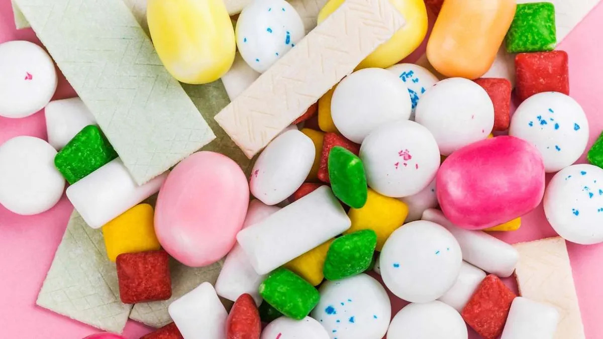 Los chicles sueltan microplásticos al masticarlos, según estudio