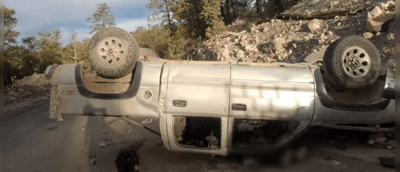 Camioneta se queda sin frenos, vuelca y muere el conductor