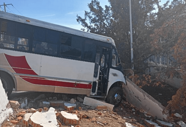 Camión se queda sin frenos y choca contra unidad deportiva