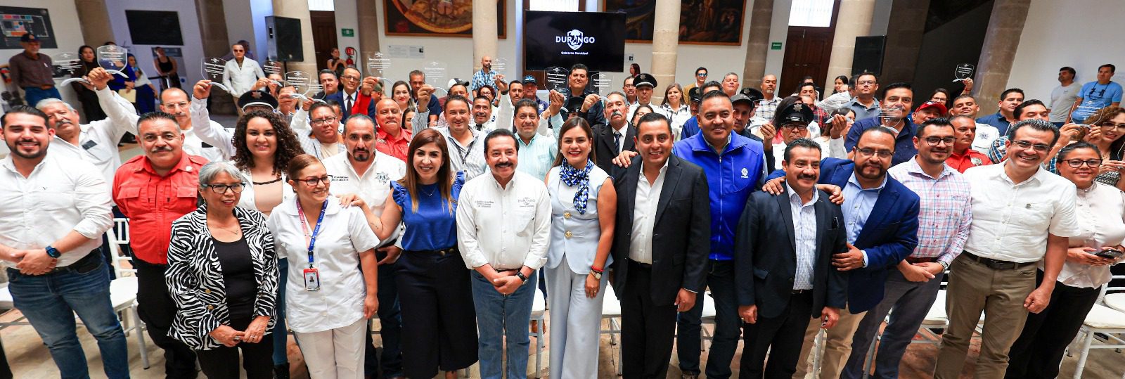 Reconocen a trabajadores municipales por más de 25 años de servicio