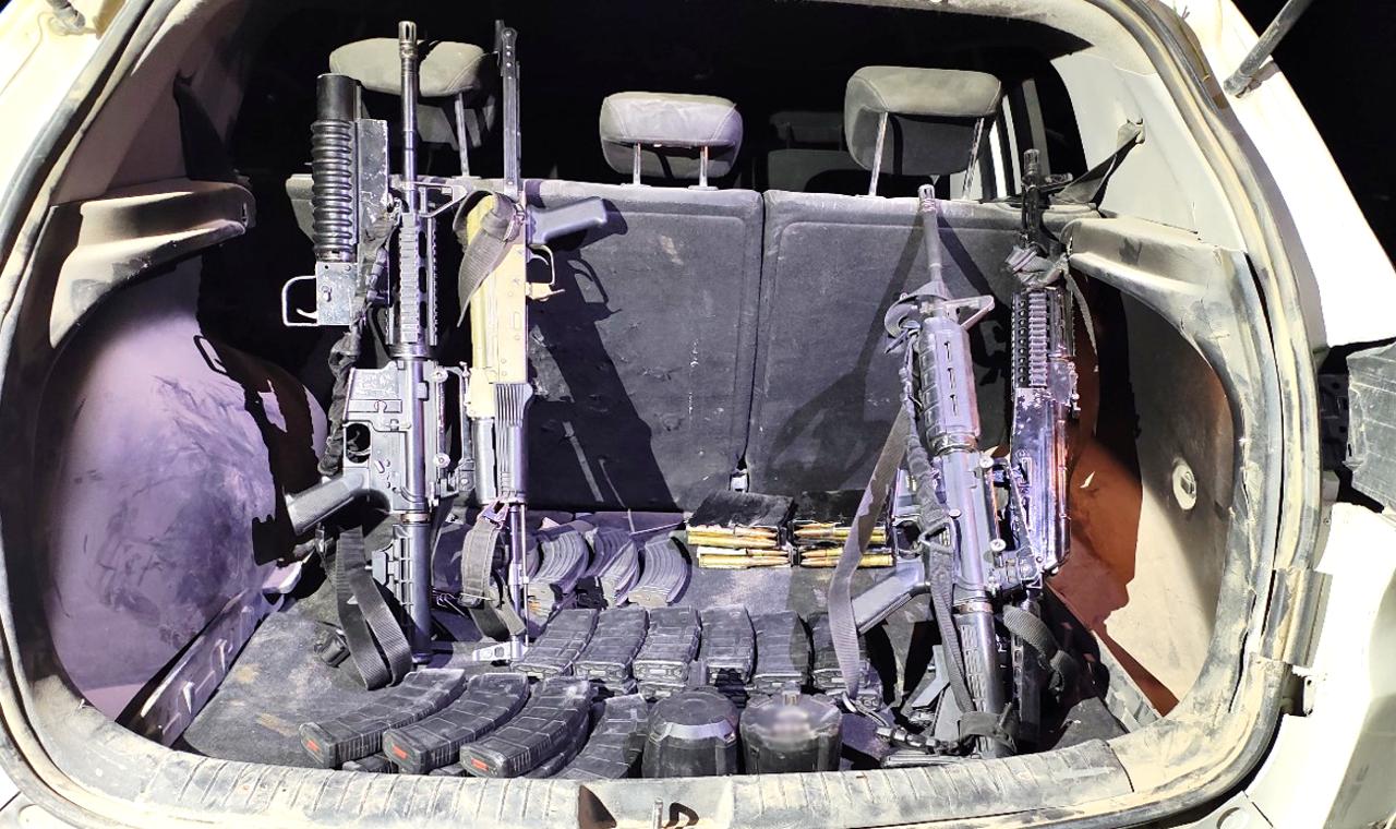 Camioneta robada escondía armas largas, granadas y chalecos