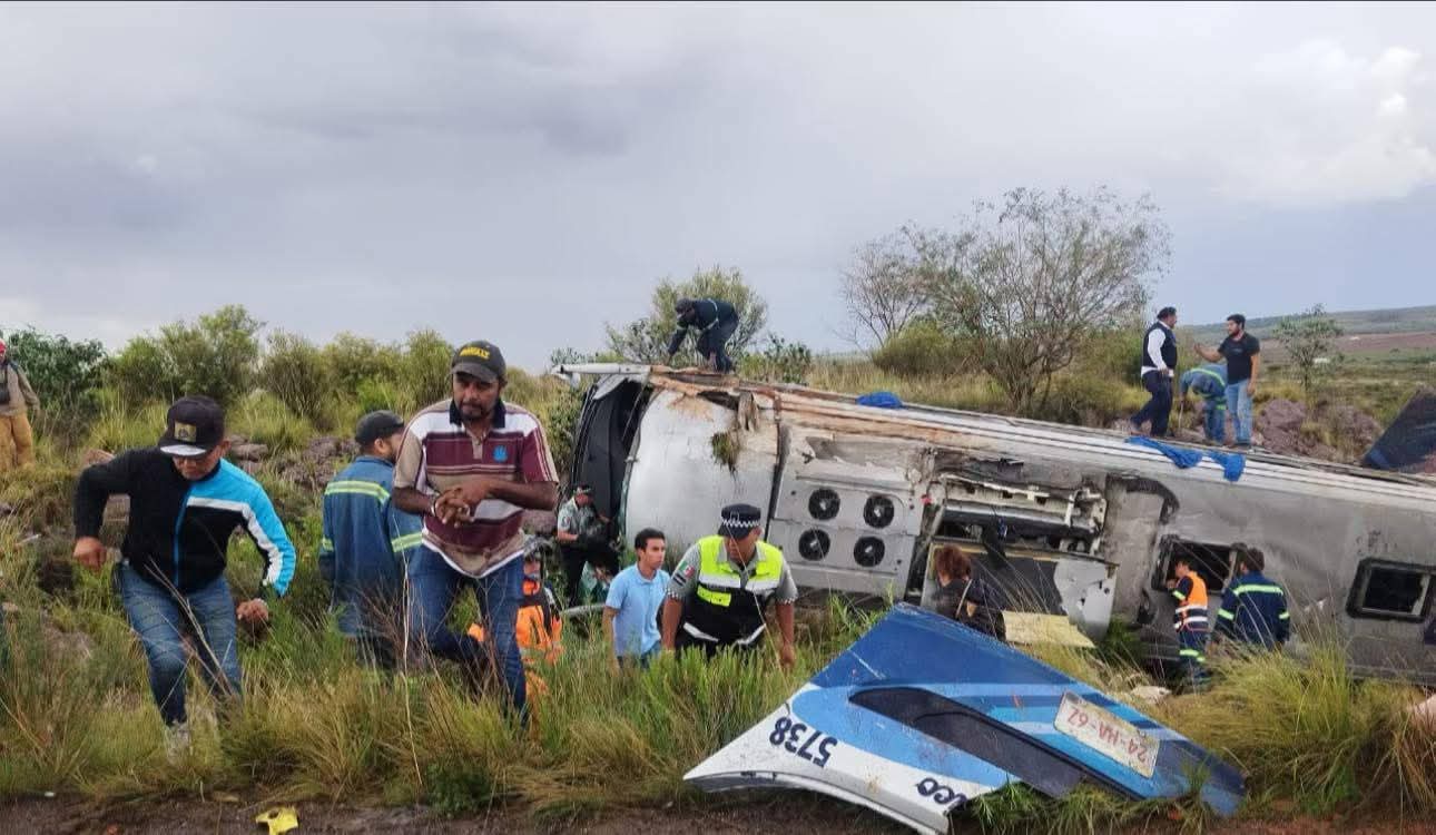 Autobús de pasajeros se sale del camino y vuelca: hay una niña de 4 años muerta y varios heridos