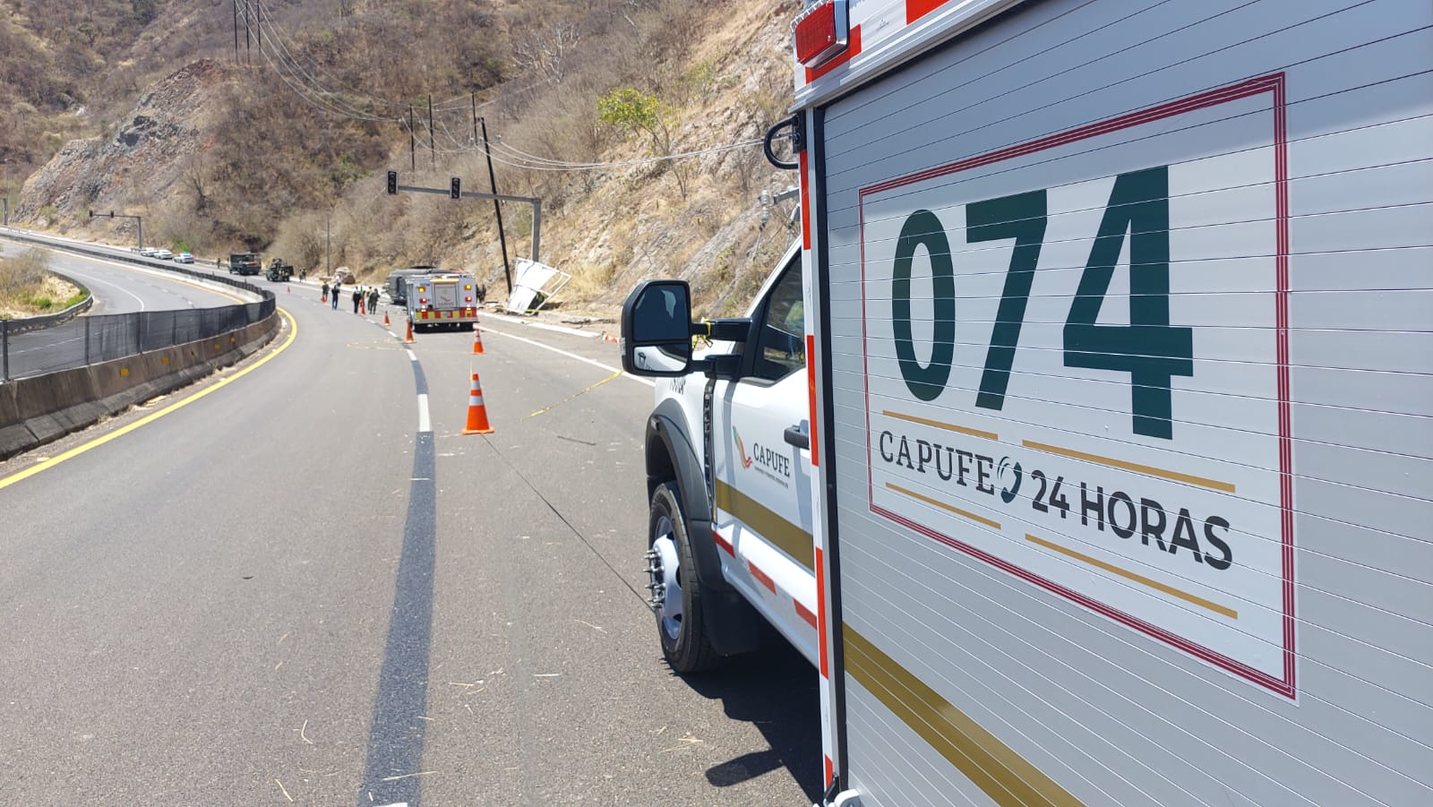 Tragedia en la Supercarretera: tráiler vuelca y muere el conductor