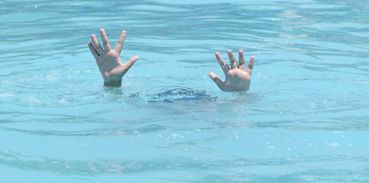 Niño cae a la alberca y muere ahogado durante una celebración