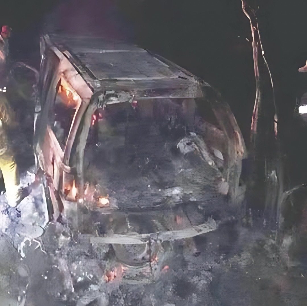 Encuentran vehículo calcinado con restos de un cadaver en su interior