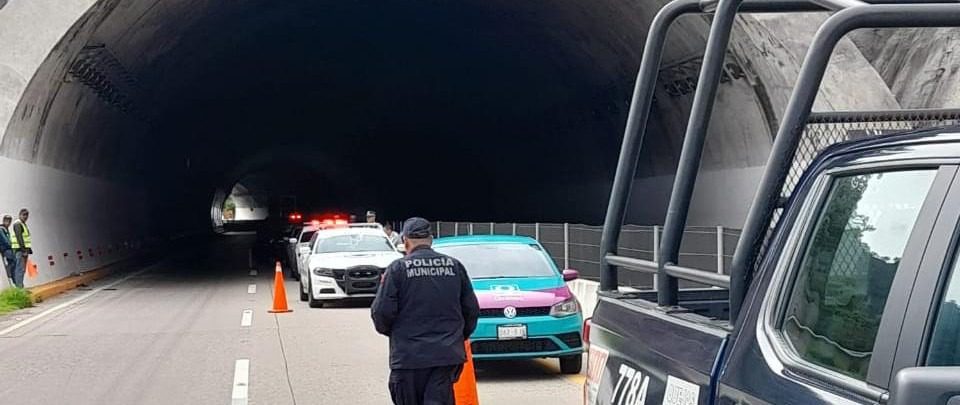 Cierran la súper Durango-Mazatlán por accidente de tráiler y deja a un joven sin vida