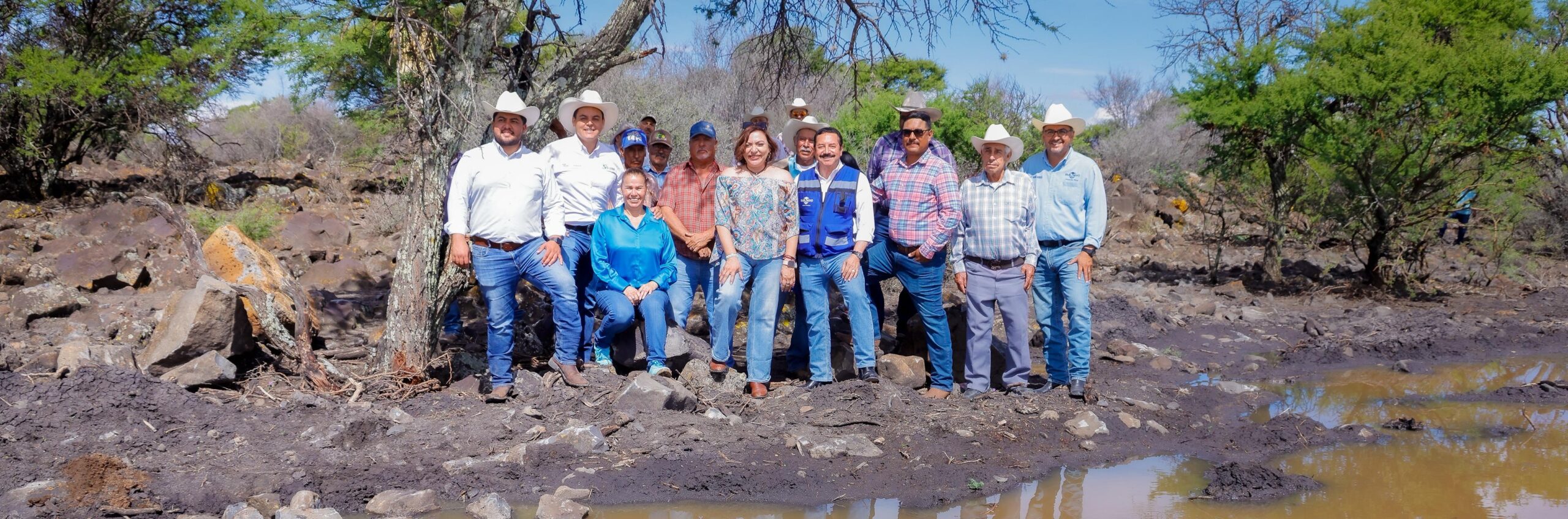 Construyen abrevadero para ganado en Juan B. Ceballos