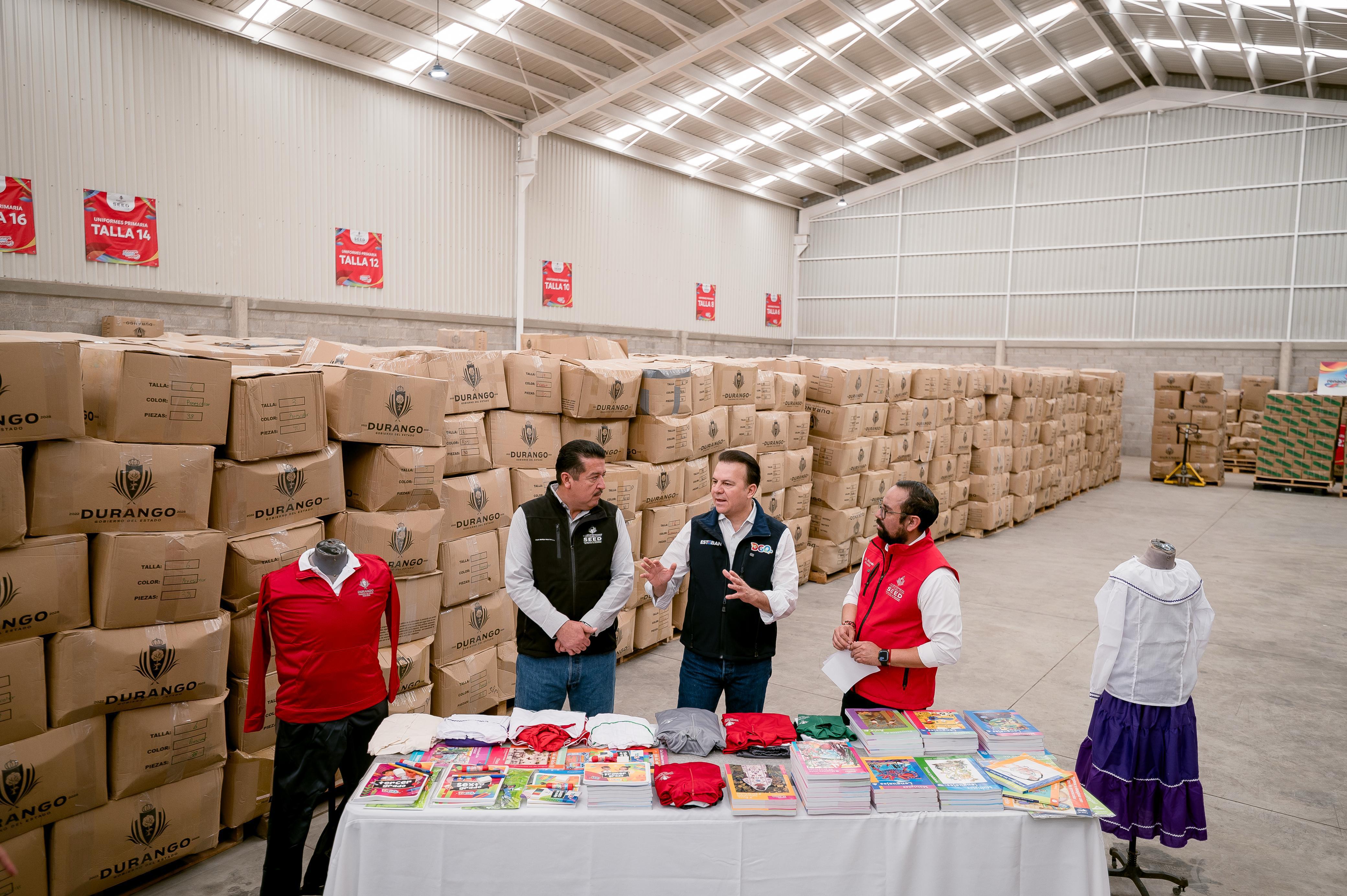 Esteban Villegas garantiza uniformes, útiles y libros para todos los estudiantes