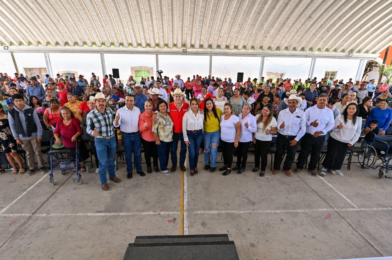 Dan apoyos y escrituras a familias de Simón Bolívar