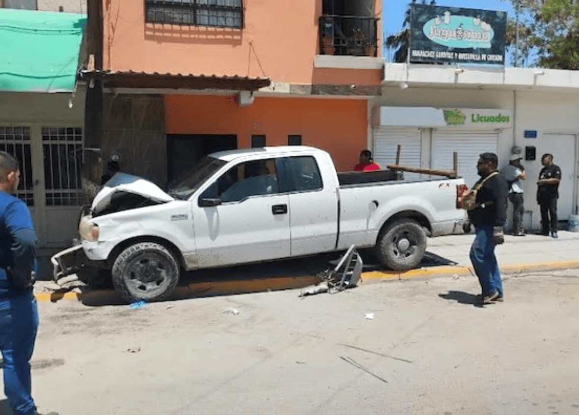Muere al volante tras sufrir infarto; se estrelló contra un poste