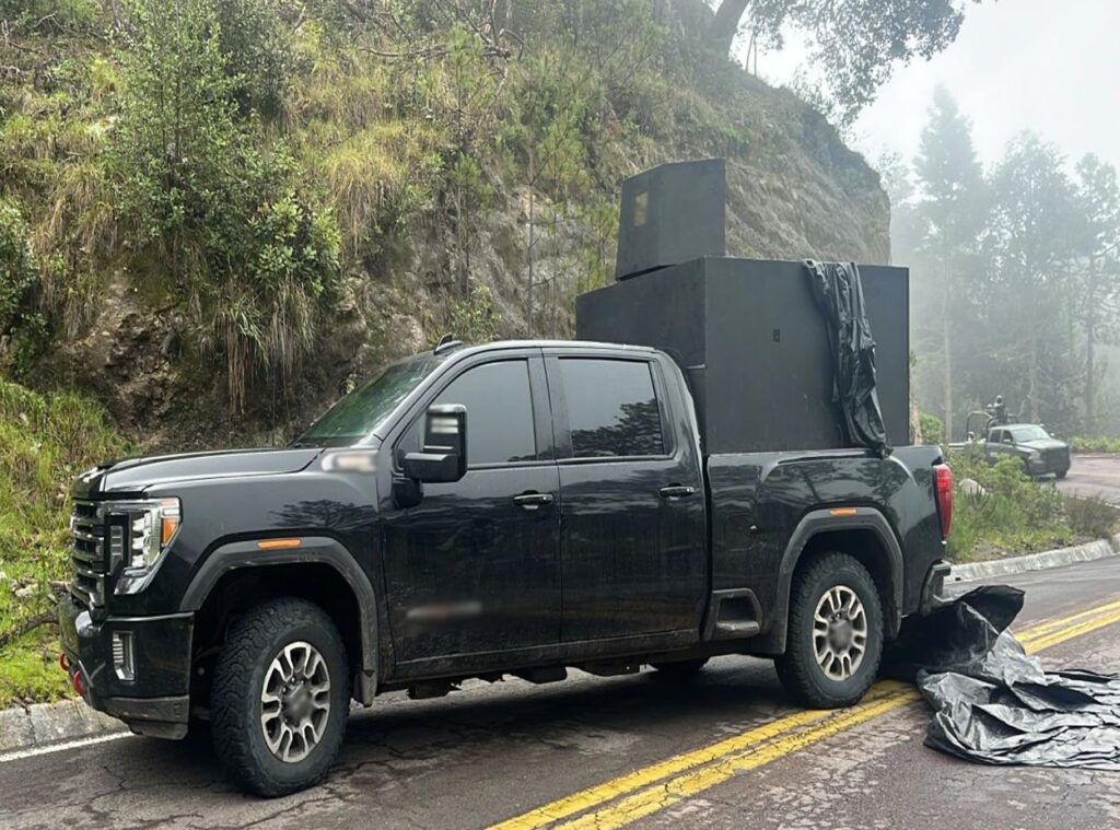 Decomisan camioneta blindada con cartuchos y ponchallantas