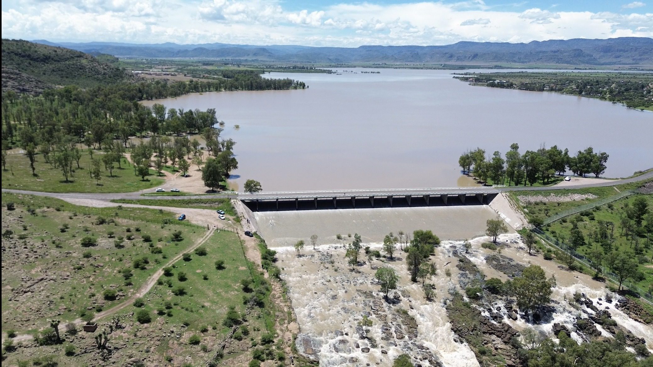 Las presas Peña del Águila y Santa Elena siguen derramando agua en Durango