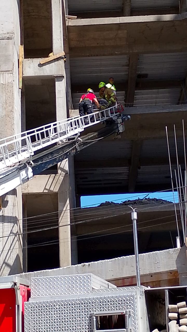 Trabajador de 20 años sufre descarga eléctrica en un noveno piso frente a la FECA