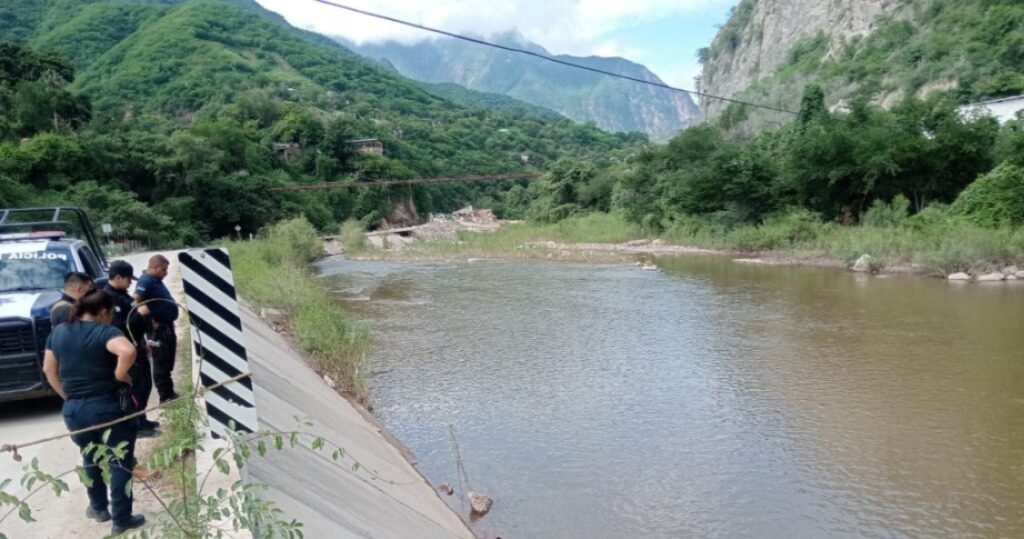 Hombre muere tras caer al río en su motocicleta