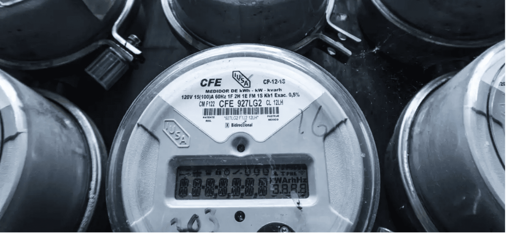 Empleada de CFE cobraba la luz… y se quedaba con el dinero