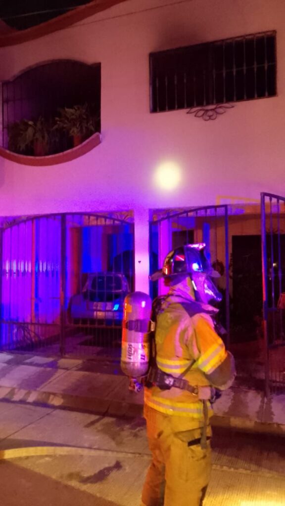 Joven bajo los efectos de las drogas incendia el hogar de su familia