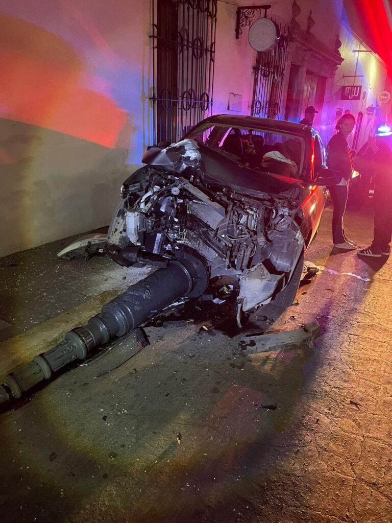 Jóvenes se estrellan contra poste en la madrugada al salir de un antro