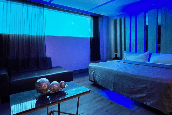 Descubren a un joven inconsciente en un motel; sus dos acompañantes lo abandonaron