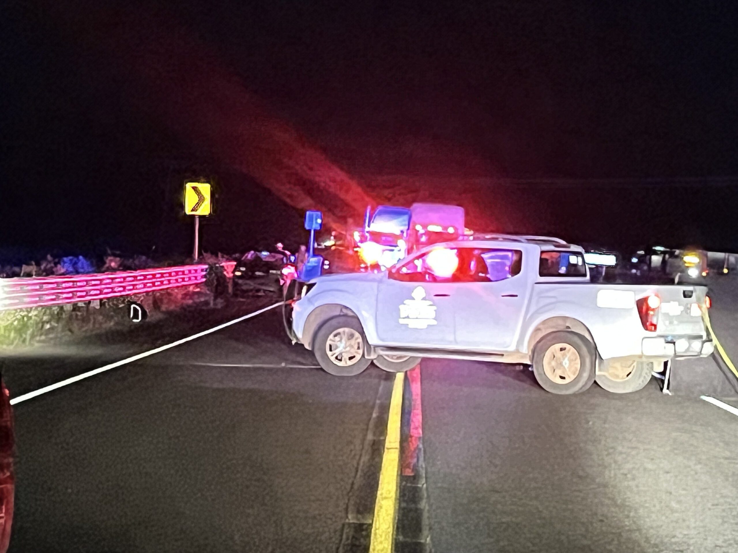 Moto embiste a hombres que empujaban su camioneta descompuesta; mueren el motociclista y uno de ellos