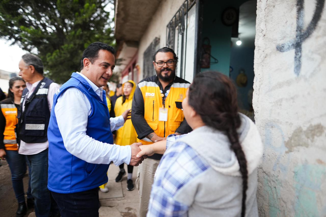 Toño Ochoa atiende a familias afectadas por lluvias en Valle de Cristo y Villas del Guadiana II