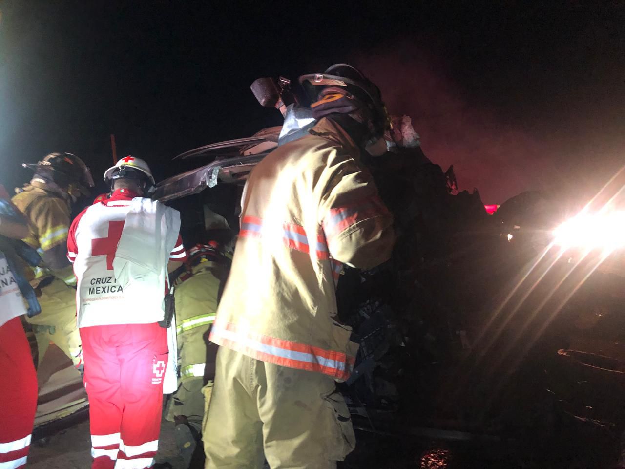 Entre fierros retorcidos y tras varias vueltas en su camioneta, hombre logra sobrevivir