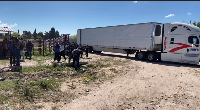 Tráiler con migrantes queda varado en Santa Clara; chofer huye y los deja a su suerte