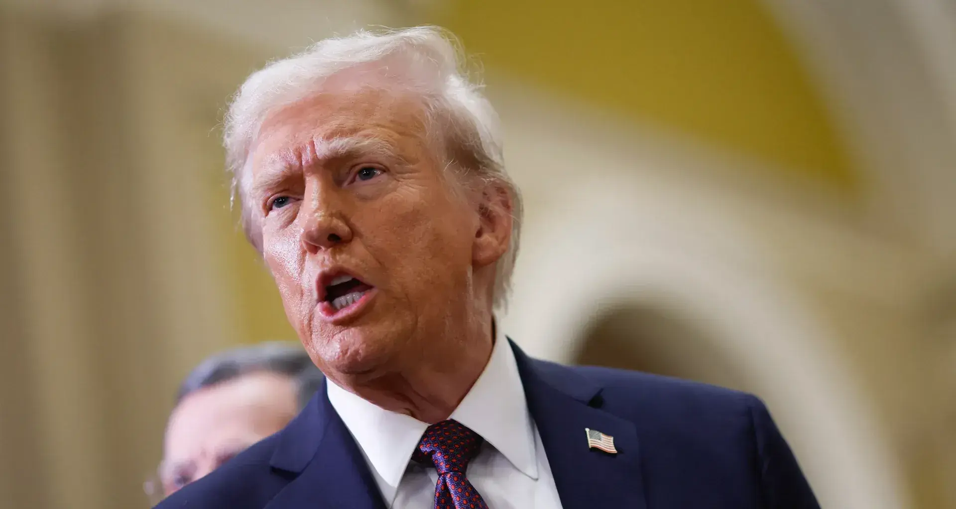 Trump insiste a mujeres embarazadas que “aguanten” el dolor en lugar de medicarse