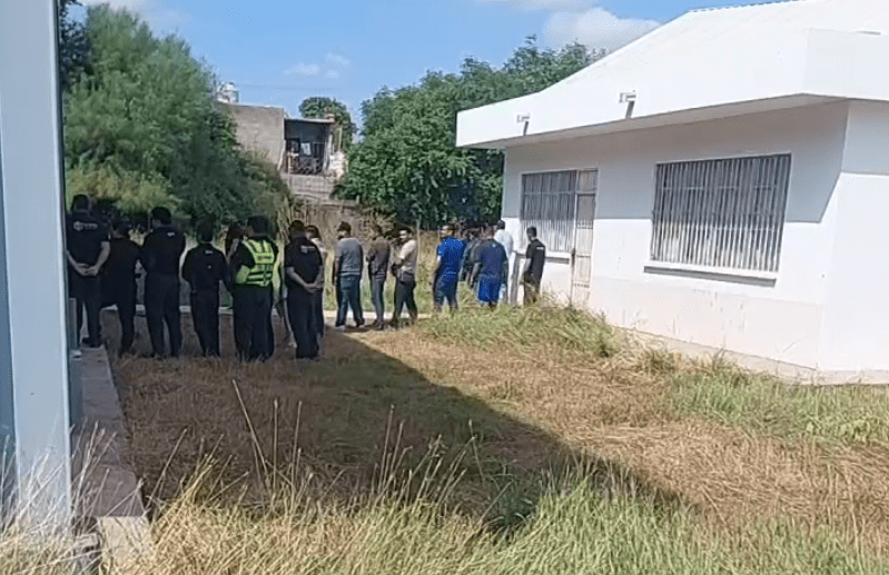 Rescatan a 28 jóvenes abandonados en altamar frente a Sinaloa